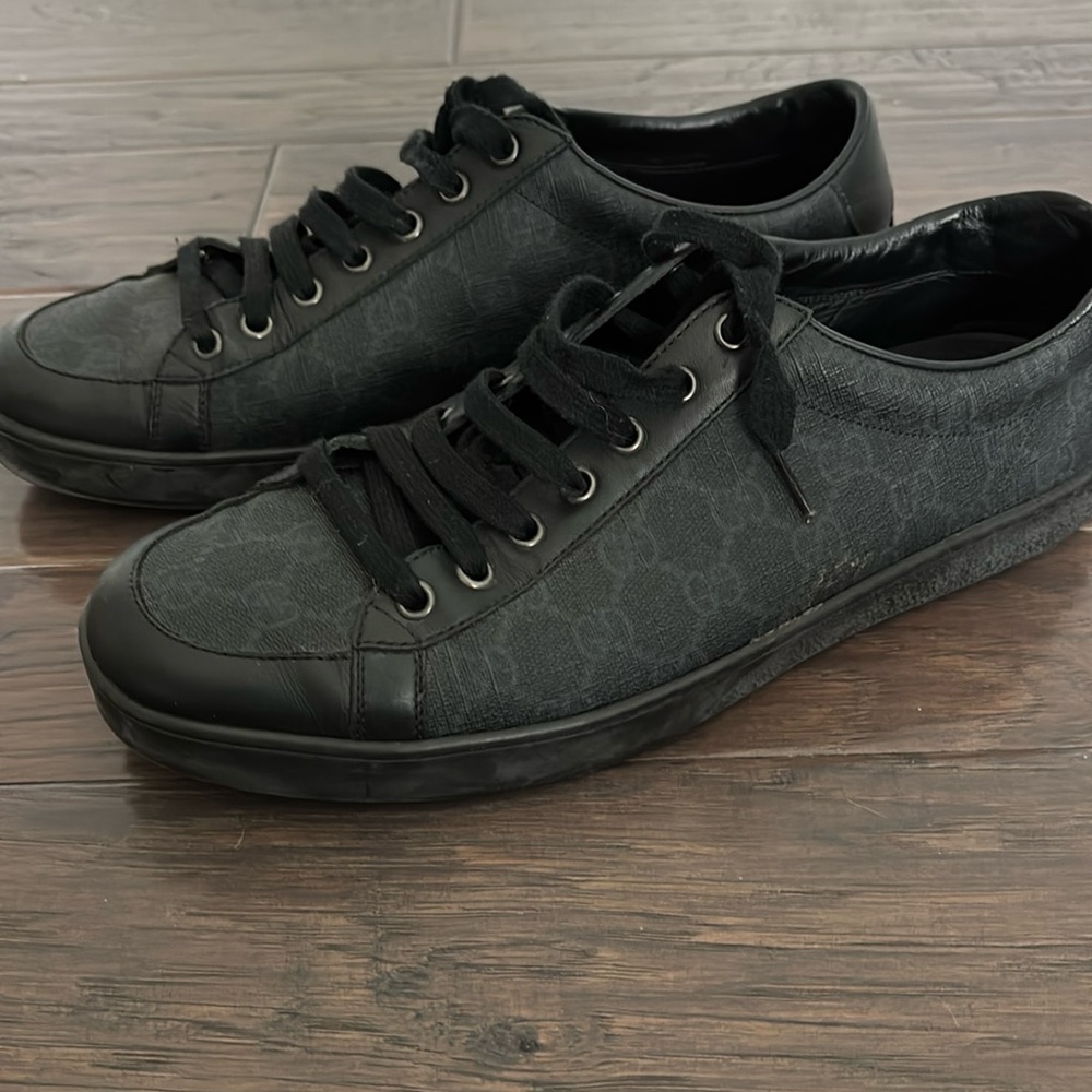 Gucci Men‘s Black GG leather sneaker with black laces. Size 9.5.